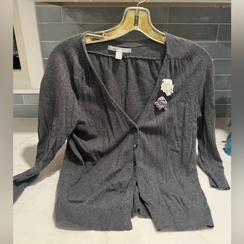 Beautiful Grey Cardigan (Must Add to a Bundle Amounting to a Minimum of $20)